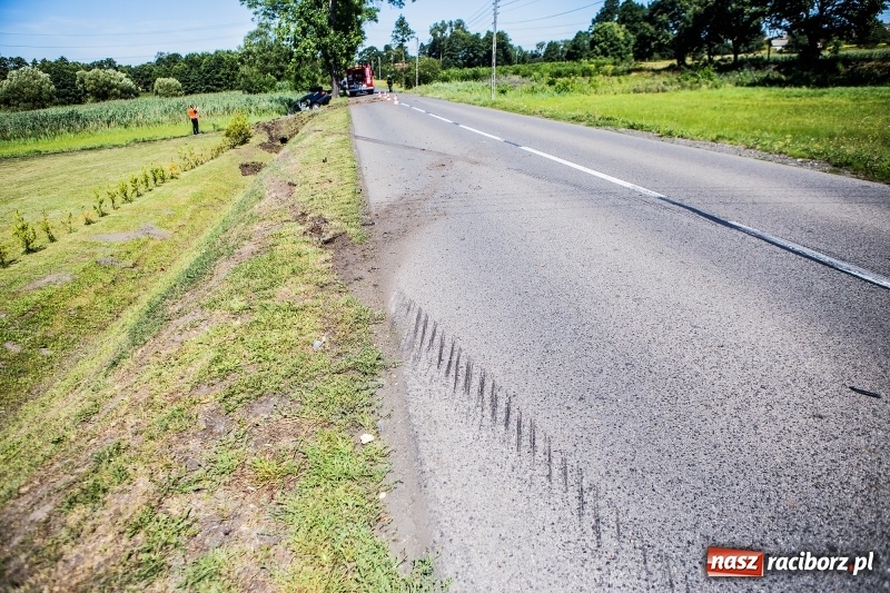 Zdjęcie w galerii na portalu naszraciborz.pl: W Rzuchowie doszło do zderzenia dwóch samochodów. Jedna osoba trafiła do szpitala wiadomości z regionu