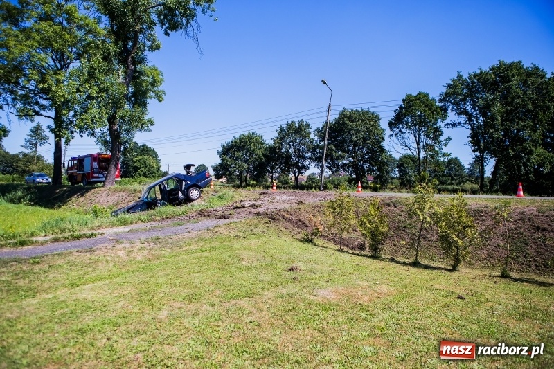 Zdjęcie w galerii na portalu naszraciborz.pl: W Rzuchowie doszło do zderzenia dwóch samochodów. Jedna osoba trafiła do szpitala wiadomości z regionu
