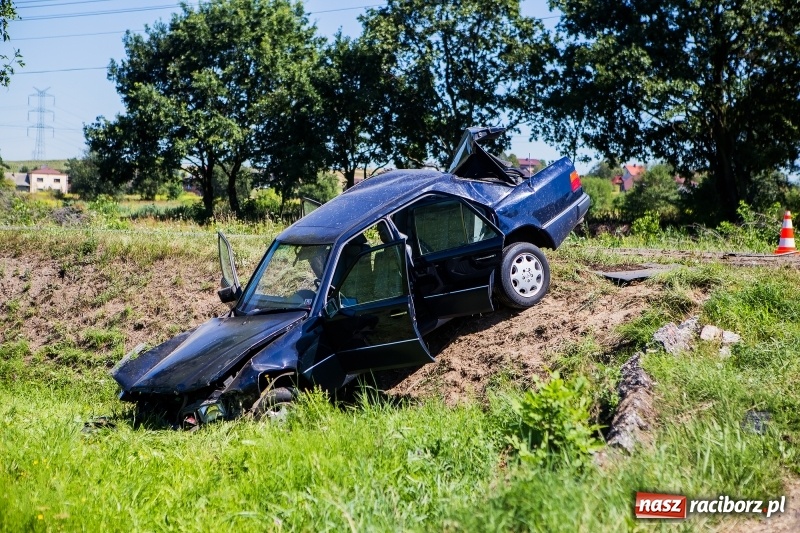 Zdjęcie w galerii na portalu naszraciborz.pl: W Rzuchowie doszło do zderzenia dwóch samochodów. Jedna osoba trafiła do szpitala wiadomości z regionu