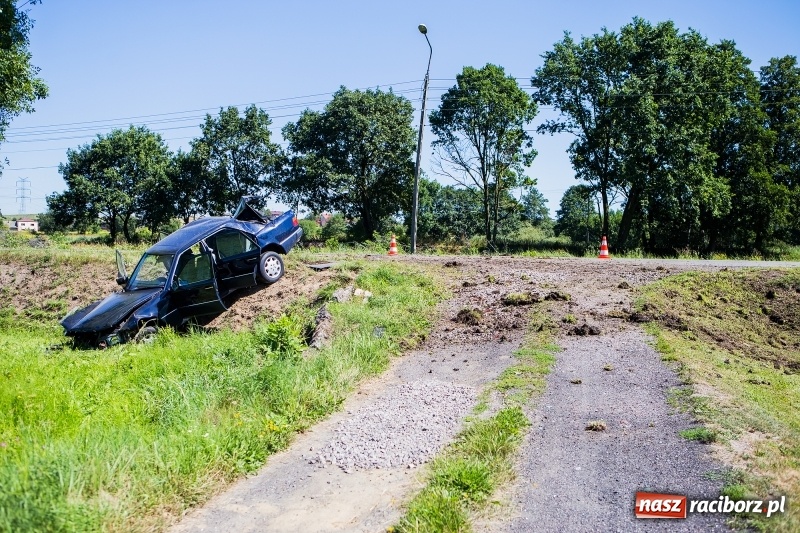 Zdjęcie w galerii na portalu naszraciborz.pl: W Rzuchowie doszło do zderzenia dwóch samochodów. Jedna osoba trafiła do szpitala wiadomości z regionu