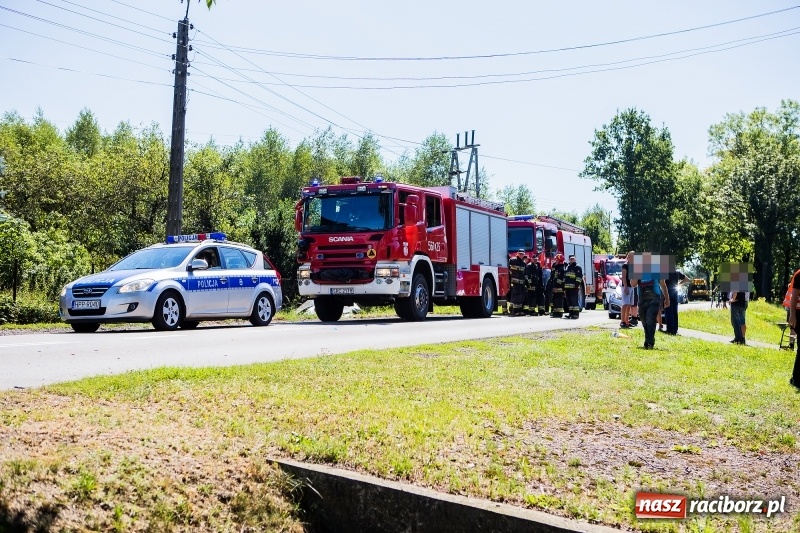 Zdjęcie w galerii na portalu naszraciborz.pl: W Rzuchowie doszło do zderzenia dwóch samochodów. Jedna osoba trafiła do szpitala wiadomości z regionu