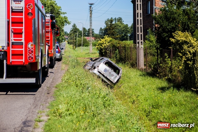 Zdjęcie w galerii na portalu naszraciborz.pl: W Rzuchowie doszło do zderzenia dwóch samochodów. Jedna osoba trafiła do szpitala wiadomości z regionu