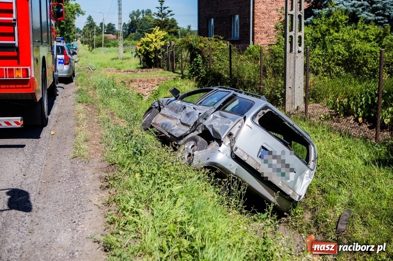 Zdjęcie w galerii na portalu naszraciborz.pl: W Rzuchowie doszło do zderzenia dwóch samochodów. Jedna osoba trafiła do szpitala wiadomości z regionu