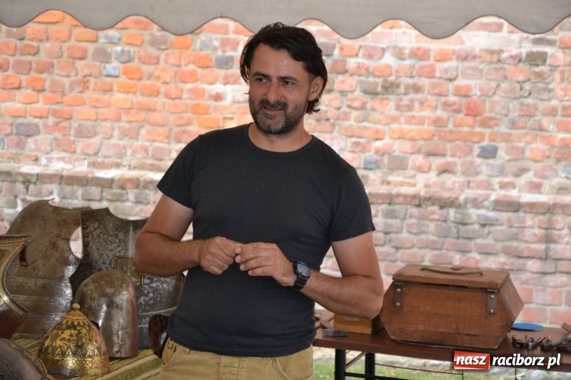 Zdjęcie w galerii na portalu naszraciborz.pl: Spotkanie z płatnerzem, czyli letnia akcja Zamkowe Zuchy 2017 na Zamku Piastowskim wiadomości z regionu