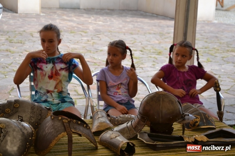 Zdjęcie w galerii na portalu naszraciborz.pl: Spotkanie z płatnerzem, czyli letnia akcja Zamkowe Zuchy 2017 na Zamku Piastowskim wiadomości z regionu