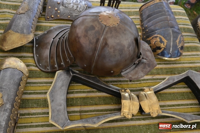 Zdjęcie w galerii na portalu naszraciborz.pl: Spotkanie z płatnerzem, czyli letnia akcja Zamkowe Zuchy 2017 na Zamku Piastowskim wiadomości z regionu