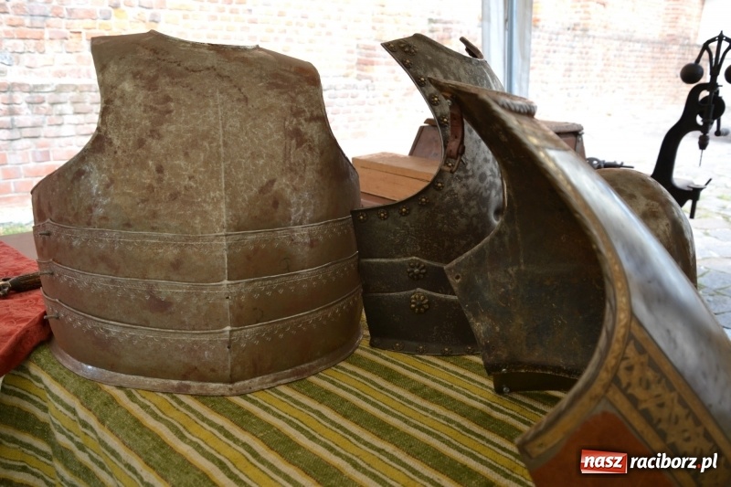 Zdjęcie w galerii na portalu naszraciborz.pl: Spotkanie z płatnerzem, czyli letnia akcja Zamkowe Zuchy 2017 na Zamku Piastowskim wiadomości z regionu