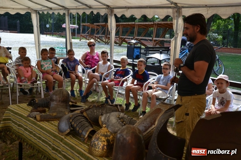 Zdjęcie w galerii na portalu naszraciborz.pl: Spotkanie z płatnerzem, czyli letnia akcja Zamkowe Zuchy 2017 na Zamku Piastowskim wiadomości z regionu