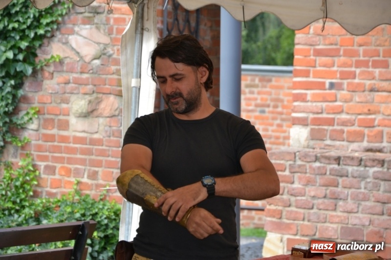 Zdjęcie w galerii na portalu naszraciborz.pl: Spotkanie z płatnerzem, czyli letnia akcja Zamkowe Zuchy 2017 na Zamku Piastowskim wiadomości z regionu