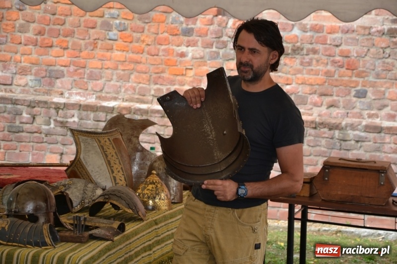 Zdjęcie w galerii na portalu naszraciborz.pl: Spotkanie z płatnerzem, czyli letnia akcja Zamkowe Zuchy 2017 na Zamku Piastowskim wiadomości z regionu