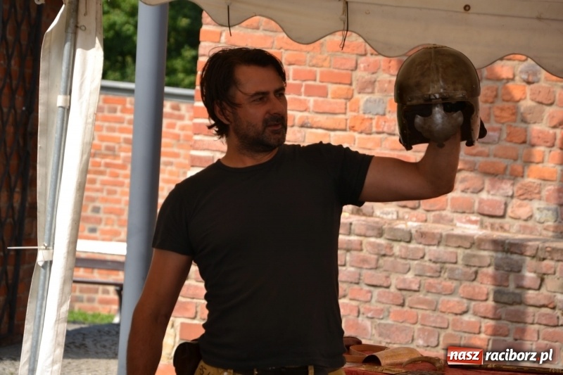 Zdjęcie w galerii na portalu naszraciborz.pl: Spotkanie z płatnerzem, czyli letnia akcja Zamkowe Zuchy 2017 na Zamku Piastowskim wiadomości z regionu