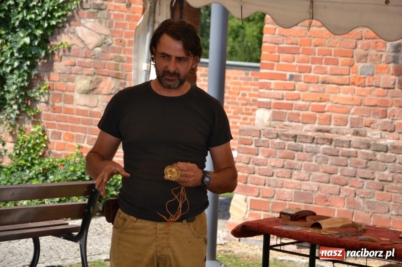 Zdjęcie w galerii na portalu naszraciborz.pl: Spotkanie z płatnerzem, czyli letnia akcja Zamkowe Zuchy 2017 na Zamku Piastowskim wiadomości z regionu
