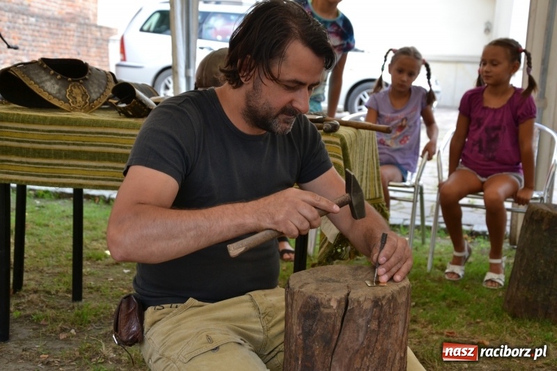 Zdjęcie w galerii na portalu naszraciborz.pl: Spotkanie z płatnerzem, czyli letnia akcja Zamkowe Zuchy 2017 na Zamku Piastowskim wiadomości z regionu