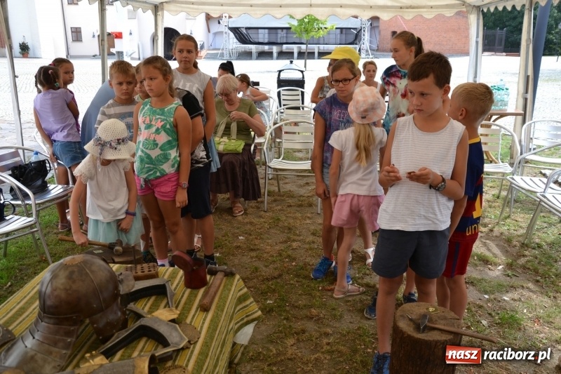 Zdjęcie w galerii na portalu naszraciborz.pl: Spotkanie z płatnerzem, czyli letnia akcja Zamkowe Zuchy 2017 na Zamku Piastowskim wiadomości z regionu
