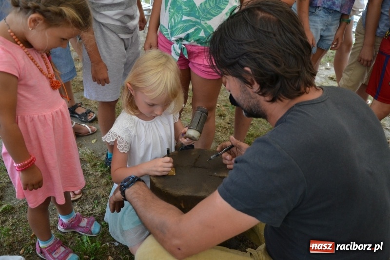 Zdjęcie w galerii na portalu naszraciborz.pl: Spotkanie z płatnerzem, czyli letnia akcja Zamkowe Zuchy 2017 na Zamku Piastowskim wiadomości z regionu