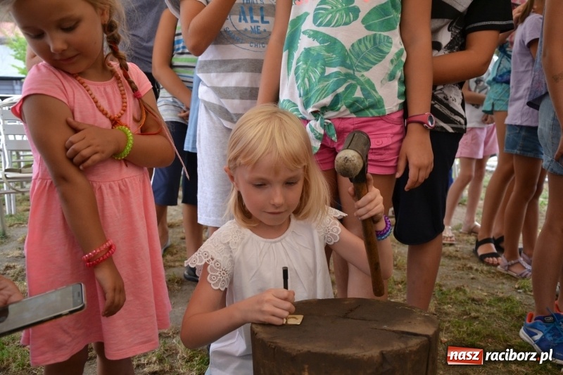 Zdjęcie w galerii na portalu naszraciborz.pl: Spotkanie z płatnerzem, czyli letnia akcja Zamkowe Zuchy 2017 na Zamku Piastowskim wiadomości z regionu