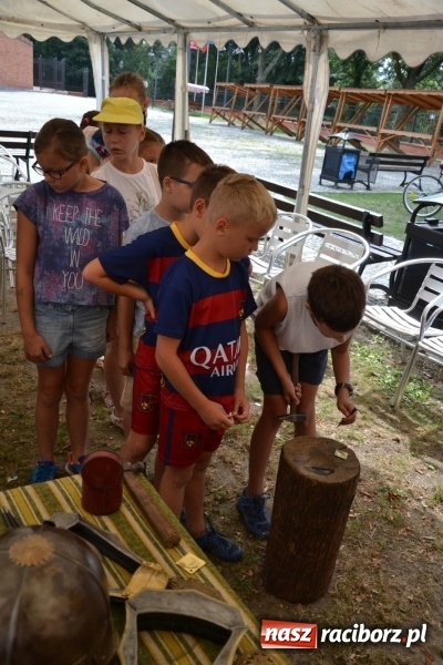 Zdjęcie w galerii na portalu naszraciborz.pl: Spotkanie z płatnerzem, czyli letnia akcja Zamkowe Zuchy 2017 na Zamku Piastowskim wiadomości z regionu