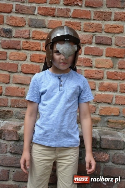 Zdjęcie w galerii na portalu naszraciborz.pl: Spotkanie z płatnerzem, czyli letnia akcja Zamkowe Zuchy 2017 na Zamku Piastowskim wiadomości z regionu