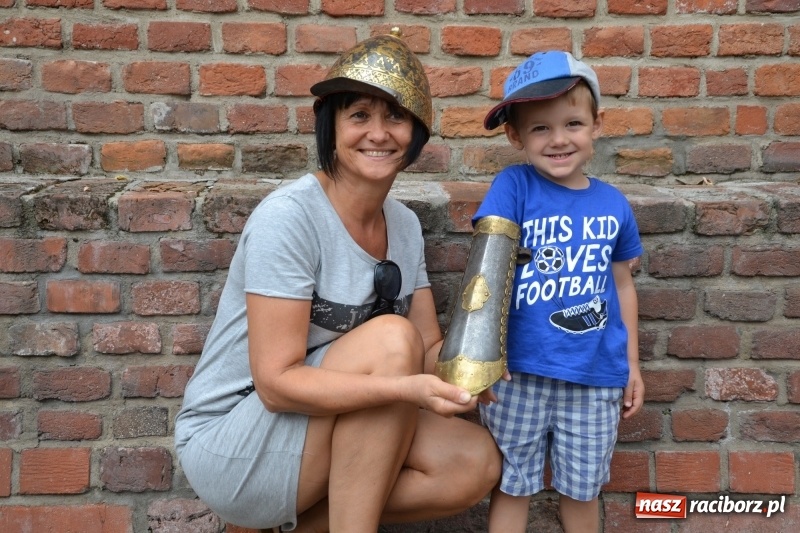 Zdjęcie w galerii na portalu naszraciborz.pl: Spotkanie z płatnerzem, czyli letnia akcja Zamkowe Zuchy 2017 na Zamku Piastowskim wiadomości z regionu