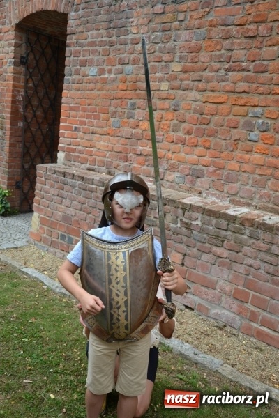 Zdjęcie w galerii na portalu naszraciborz.pl: Spotkanie z płatnerzem, czyli letnia akcja Zamkowe Zuchy 2017 na Zamku Piastowskim wiadomości z regionu