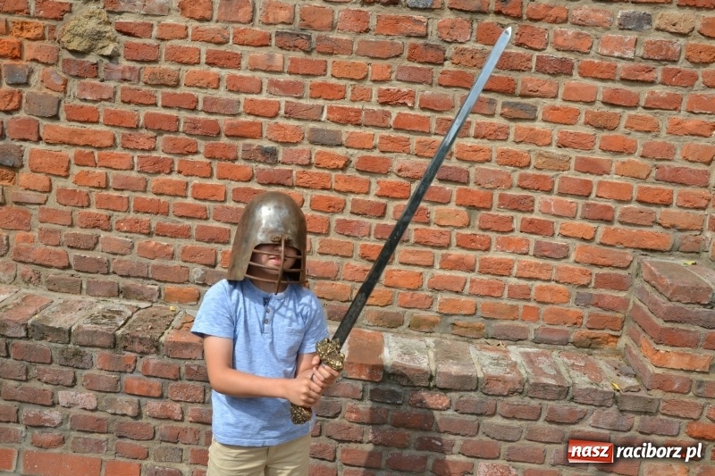 Zdjęcie w galerii na portalu naszraciborz.pl: Spotkanie z płatnerzem, czyli letnia akcja Zamkowe Zuchy 2017 na Zamku Piastowskim wiadomości z regionu