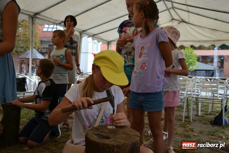 Zdjęcie w galerii na portalu naszraciborz.pl: Spotkanie z płatnerzem, czyli letnia akcja Zamkowe Zuchy 2017 na Zamku Piastowskim wiadomości z regionu