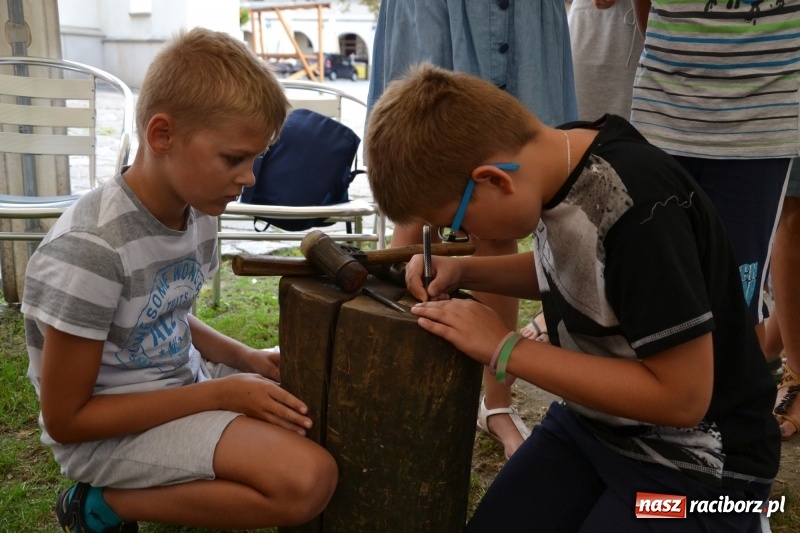 Zdjęcie w galerii na portalu naszraciborz.pl: Spotkanie z płatnerzem, czyli letnia akcja Zamkowe Zuchy 2017 na Zamku Piastowskim wiadomości z regionu