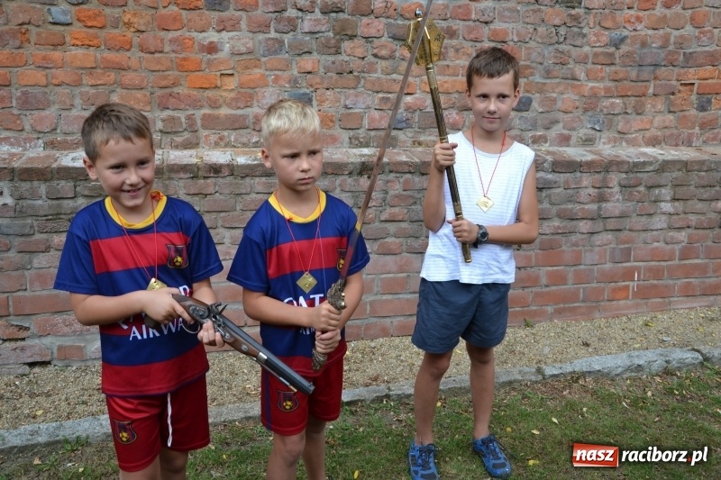 Zdjęcie w galerii na portalu naszraciborz.pl: Spotkanie z płatnerzem, czyli letnia akcja Zamkowe Zuchy 2017 na Zamku Piastowskim wiadomości z regionu