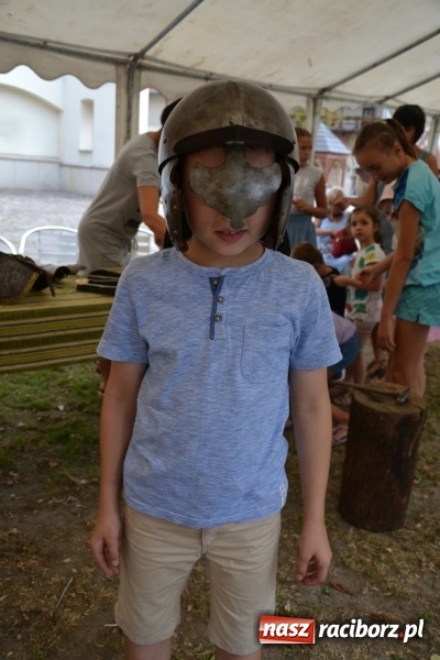 Zdjęcie w galerii na portalu naszraciborz.pl: Spotkanie z płatnerzem, czyli letnia akcja Zamkowe Zuchy 2017 na Zamku Piastowskim wiadomości z regionu