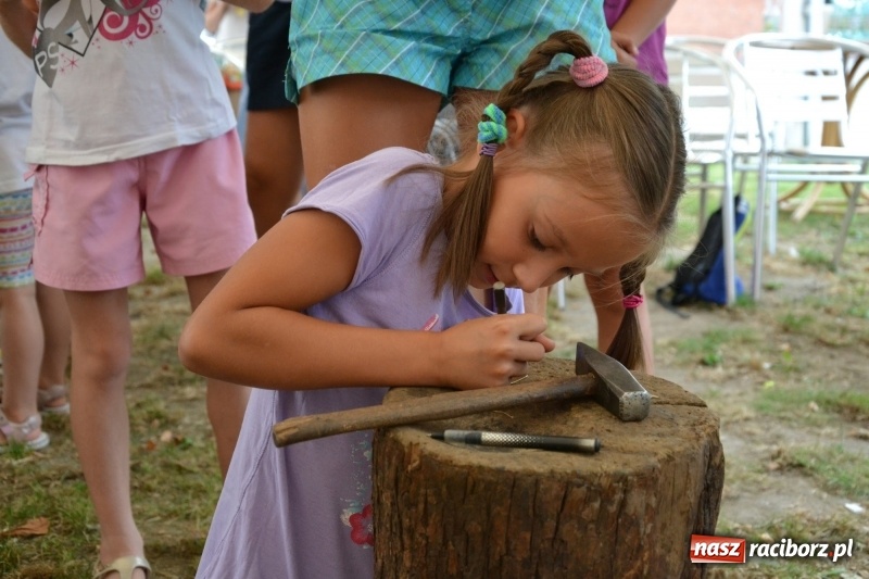 Zdjęcie w galerii na portalu naszraciborz.pl: Spotkanie z płatnerzem, czyli letnia akcja Zamkowe Zuchy 2017 na Zamku Piastowskim wiadomości z regionu