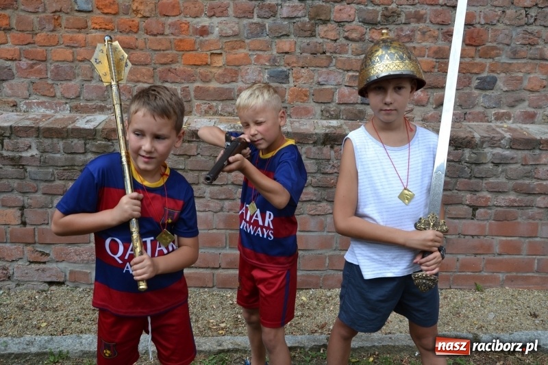 Zdjęcie w galerii na portalu naszraciborz.pl: Spotkanie z płatnerzem, czyli letnia akcja Zamkowe Zuchy 2017 na Zamku Piastowskim wiadomości z regionu
