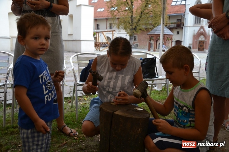 Zdjęcie w galerii na portalu naszraciborz.pl: Spotkanie z płatnerzem, czyli letnia akcja Zamkowe Zuchy 2017 na Zamku Piastowskim wiadomości z regionu