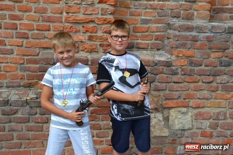 Zdjęcie w galerii na portalu naszraciborz.pl: Spotkanie z płatnerzem, czyli letnia akcja Zamkowe Zuchy 2017 na Zamku Piastowskim wiadomości z regionu