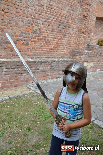 Zdjęcie w galerii na portalu naszraciborz.pl: Spotkanie z płatnerzem, czyli letnia akcja Zamkowe Zuchy 2017 na Zamku Piastowskim wiadomości z regionu