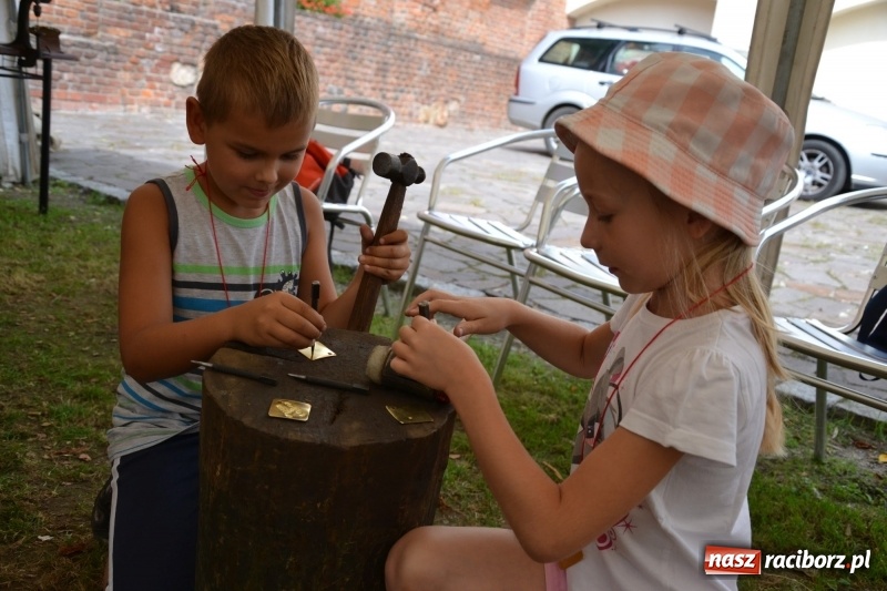 Zdjęcie w galerii na portalu naszraciborz.pl: Spotkanie z płatnerzem, czyli letnia akcja Zamkowe Zuchy 2017 na Zamku Piastowskim wiadomości z regionu