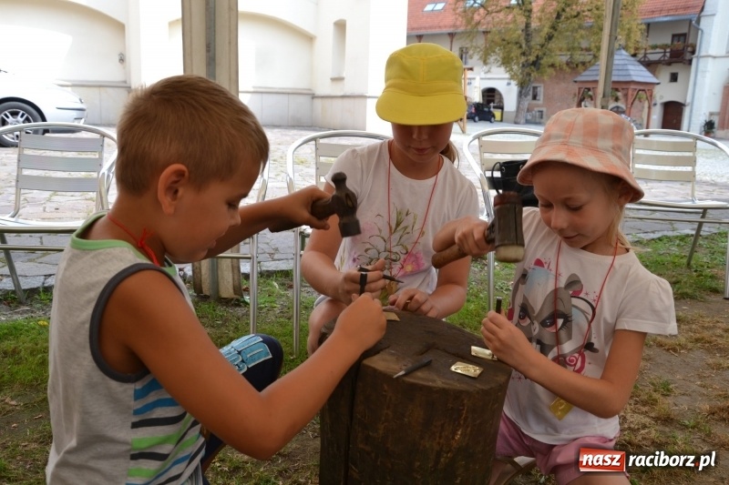 Zdjęcie w galerii na portalu naszraciborz.pl: Spotkanie z płatnerzem, czyli letnia akcja Zamkowe Zuchy 2017 na Zamku Piastowskim wiadomości z regionu