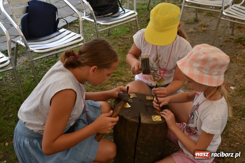 Zdjęcie w galerii na portalu naszraciborz.pl: Spotkanie z płatnerzem, czyli letnia akcja Zamkowe Zuchy 2017 na Zamku Piastowskim wiadomości z regionu
