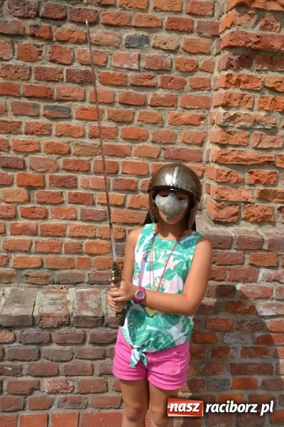 Zdjęcie w galerii na portalu naszraciborz.pl: Spotkanie z płatnerzem, czyli letnia akcja Zamkowe Zuchy 2017 na Zamku Piastowskim wiadomości z regionu