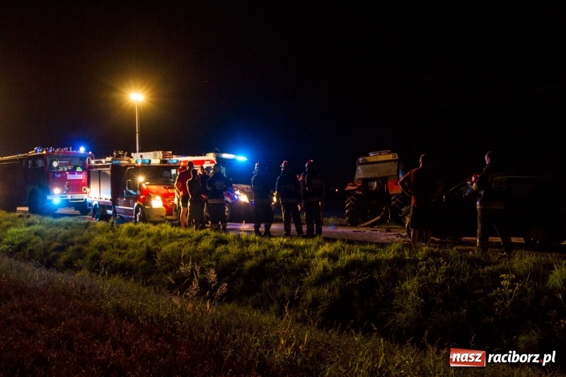 Zdjęcie w galerii na portalu naszraciborz.pl: Na drodze Sudół-Bojanów zderzyły się volkswagen polo z traktorem  wiadomości z regionu