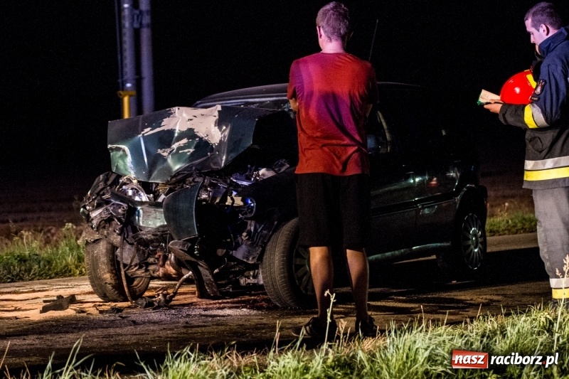 Zdjęcie w galerii na portalu naszraciborz.pl: Na drodze Sudół-Bojanów zderzyły się volkswagen polo z traktorem  wiadomości z regionu