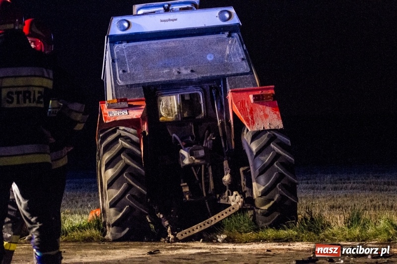 Zdjęcie w galerii na portalu naszraciborz.pl: Na drodze Sudół-Bojanów zderzyły się volkswagen polo z traktorem  wiadomości z regionu