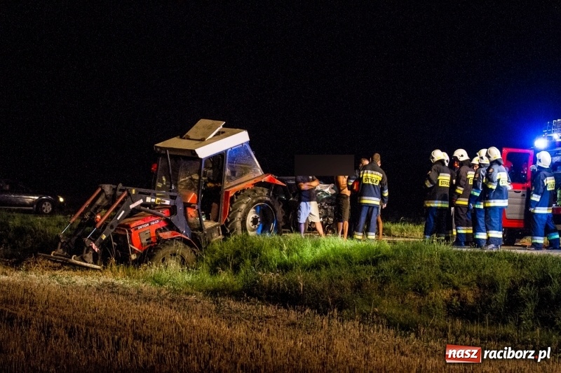 Zdjęcie w galerii na portalu naszraciborz.pl: Na drodze Sudół-Bojanów zderzyły się volkswagen polo z traktorem  wiadomości z regionu