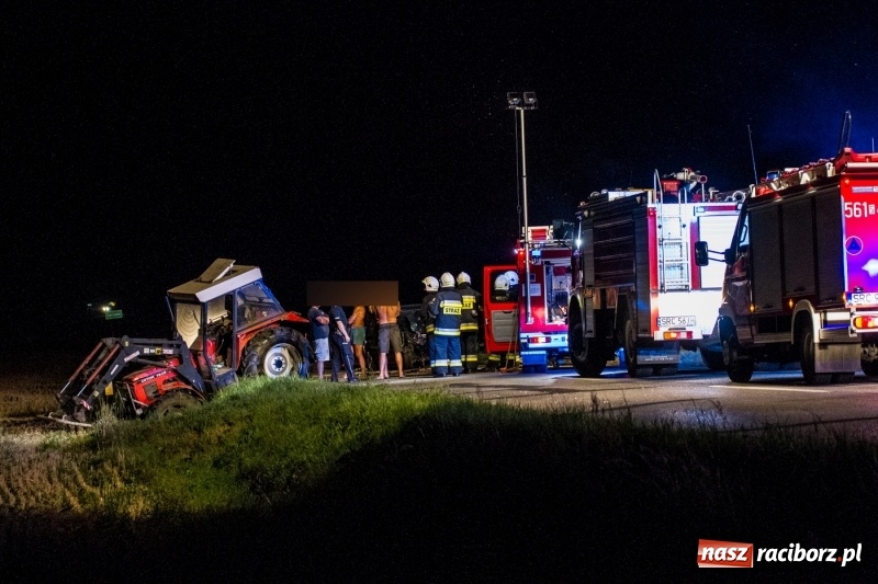 Zdjęcie w galerii na portalu naszraciborz.pl: Na drodze Sudół-Bojanów zderzyły się volkswagen polo z traktorem  wiadomości z regionu