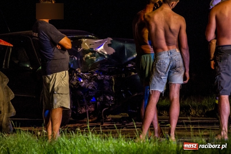 Zdjęcie w galerii na portalu naszraciborz.pl: Na drodze Sudół-Bojanów zderzyły się volkswagen polo z traktorem  wiadomości z regionu