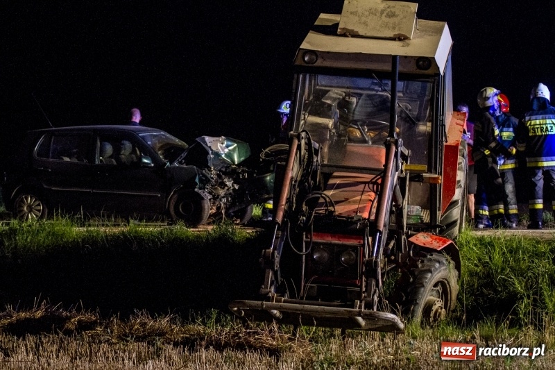 Zdjęcie w galerii na portalu naszraciborz.pl: Na drodze Sudół-Bojanów zderzyły się volkswagen polo z traktorem  wiadomości z regionu