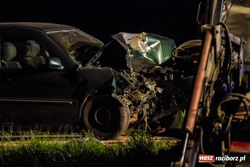 Zdjęcie w galerii na portalu naszraciborz.pl: Na drodze Sudół-Bojanów zderzyły się volkswagen polo z traktorem  wiadomości z regionu