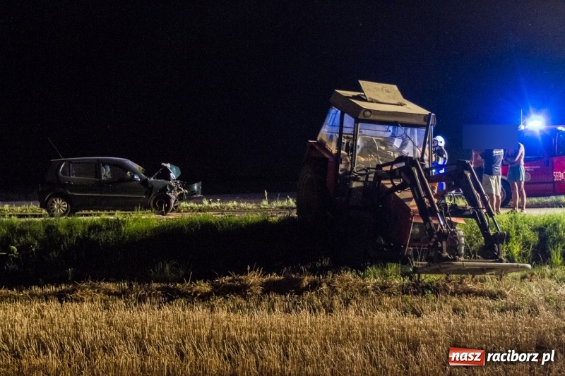 Zdjęcie w galerii na portalu naszraciborz.pl: Na drodze Sudół-Bojanów zderzyły się volkswagen polo z traktorem  wiadomości z regionu