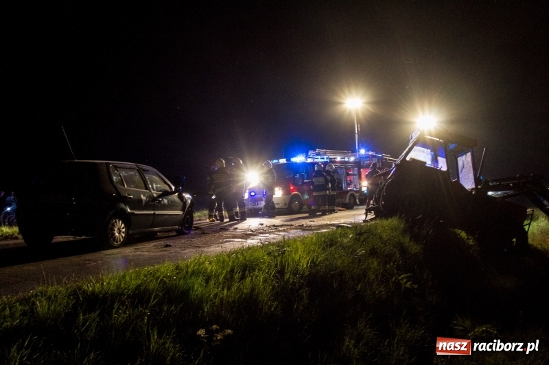Zdjęcie w galerii na portalu naszraciborz.pl: Na drodze Sudół-Bojanów zderzyły się volkswagen polo z traktorem  wiadomości z regionu