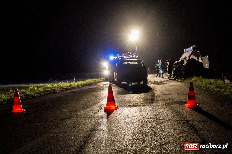 Zdjęcie w galerii na portalu naszraciborz.pl: Na drodze Sudół-Bojanów zderzyły się volkswagen polo z traktorem  wiadomości z regionu