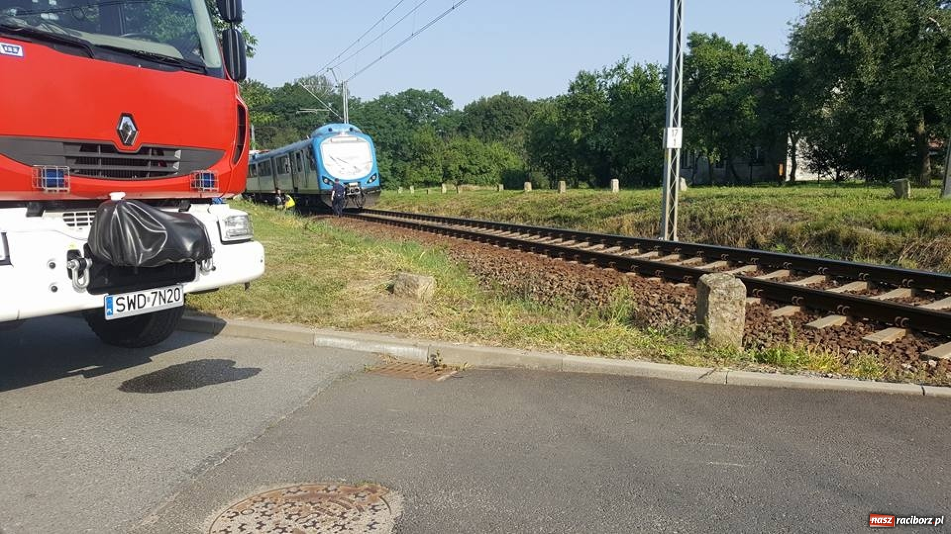 Zdjęcie w galerii na portalu naszraciborz.pl: Na przejeździe kolejowym w Bełsznicy pociąg zahaczył o samochód wiadomości z regionu